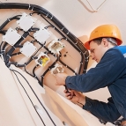 Homme installant système électrique